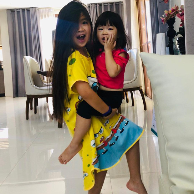 Những hình ảnh trên mạng xã hội về cô bé này không còn là những khoảnh khắc gây choáng với đồ hiệu sang chảnh, đắt tiền mà thay vào đó chính là hình ảnh về cuộc sống đời thường bên người thân và bạn bè.