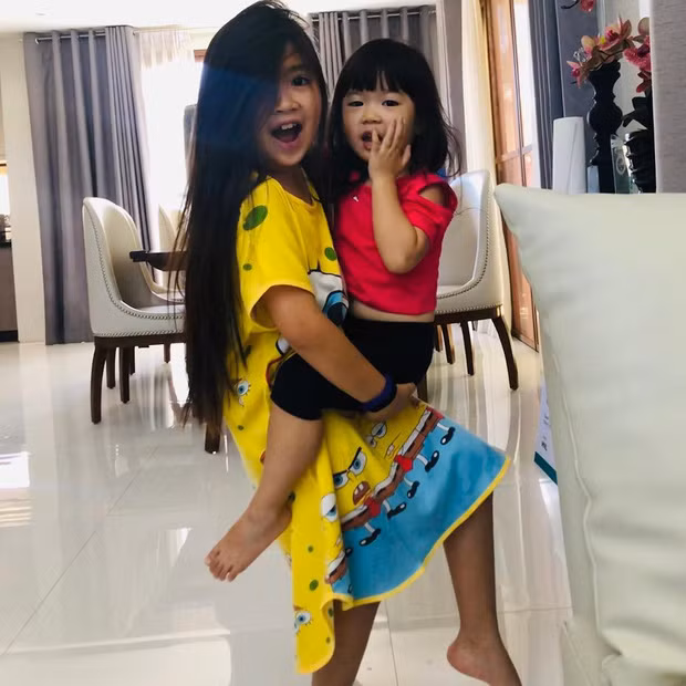 Những hình ảnh trên mạng xã hội về cô bé này không còn là những khoảnh khắc gây choáng với đồ hiệu sang chảnh, đắt tiền mà thay vào đó chính là hình ảnh về cuộc sống đời thường bên người thân và bạn bè.