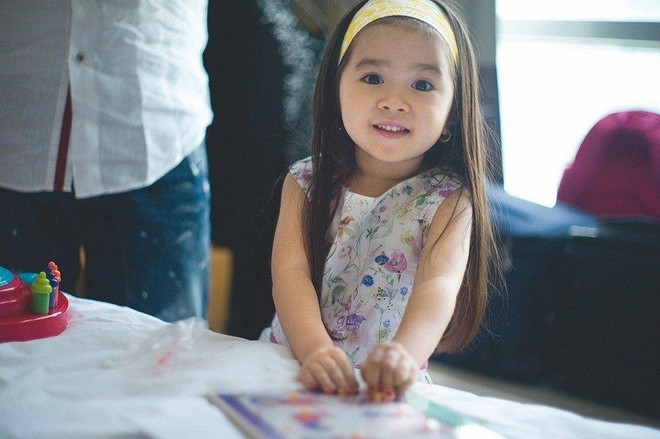 Breanna Youn (sinh năm 2009) có cha là người Hàn Quốc và mẹ người Philippines. Cô bé bắt đầu được chú ý và dần trở nên nổi tiếng nhờ những video dễ thương do mẹ đăng tải lên mạng vào năm 2014.