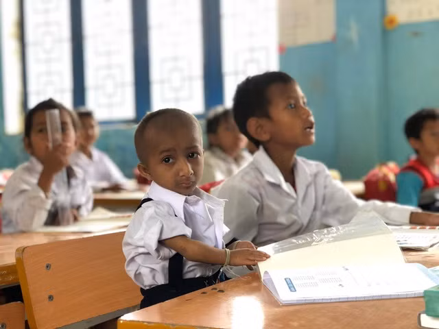 Cau be ti hon Dinh Van K're qua doi, dan mang tiec thuong-Hinh-2