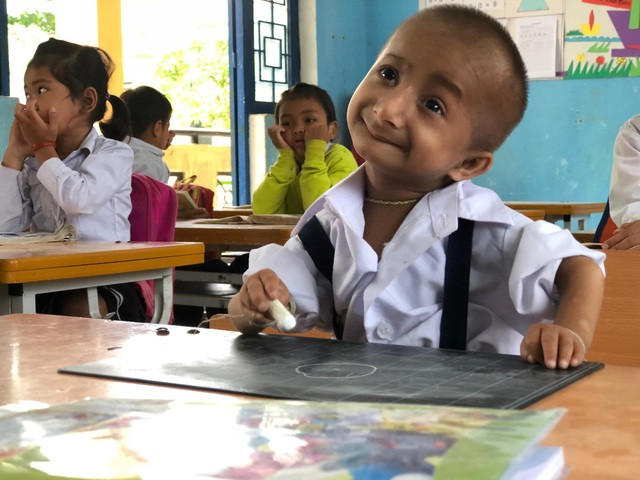 Cậu bé tí hon Đinh Văn K'rể qua đời, dân mạng tiếc thương Cau be ti hon Dinh Van K're qua doi, dan mang tiec thuong