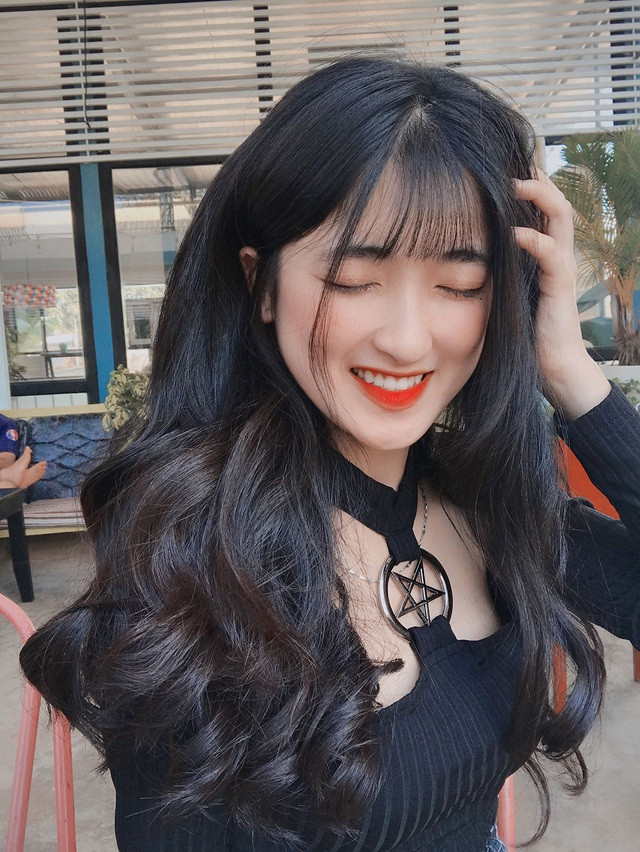 Hiền Dịu có sở thích nghe nhạc và du lịch. Vào thời gian rảnh, nhiều người thường chọn cách đi chơi cùng bạn bè, đọc sách,… nhưng gái xinh 10X lại chọn cách nghe nhạc ở nơi yên tĩnh.