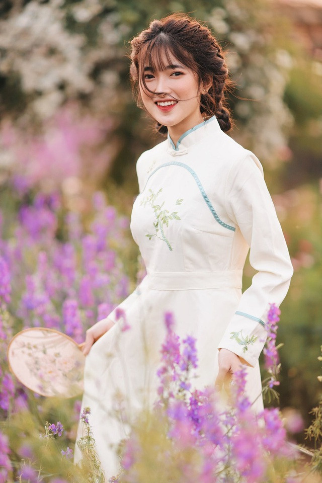 Tự nhận xét về mình, hot girl Hà thành cho biết cô là người năng động, vui vẻ, khiêm tốn, hòa đồng và luôn cố gắng học hỏi người xung quanh.