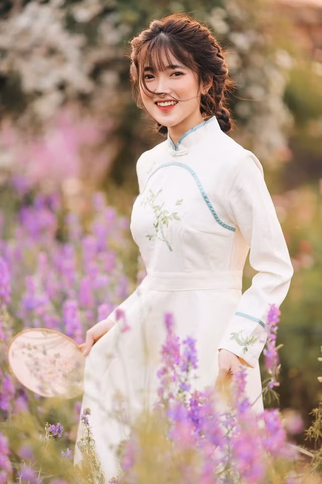 Tự nhận xét về mình, hot girl Hà thành cho biết cô là người năng động, vui vẻ, khiêm tốn, hòa đồng và luôn cố gắng học hỏi người xung quanh.