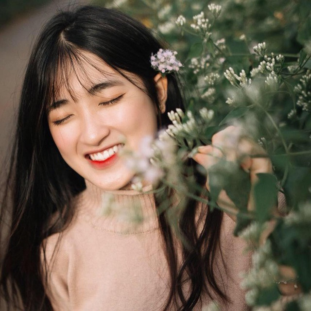 Mai Thị Hiền Dịu (sinh năm 2001), hiện đang sống và làm việc tại Hà Nội. Hot girl này gây chú ý nhờ vào gương mặt “xinh như kẹo ngọt”, mũi cao, cùng làn da trắng mịn và nụ cười rạng rỡ.