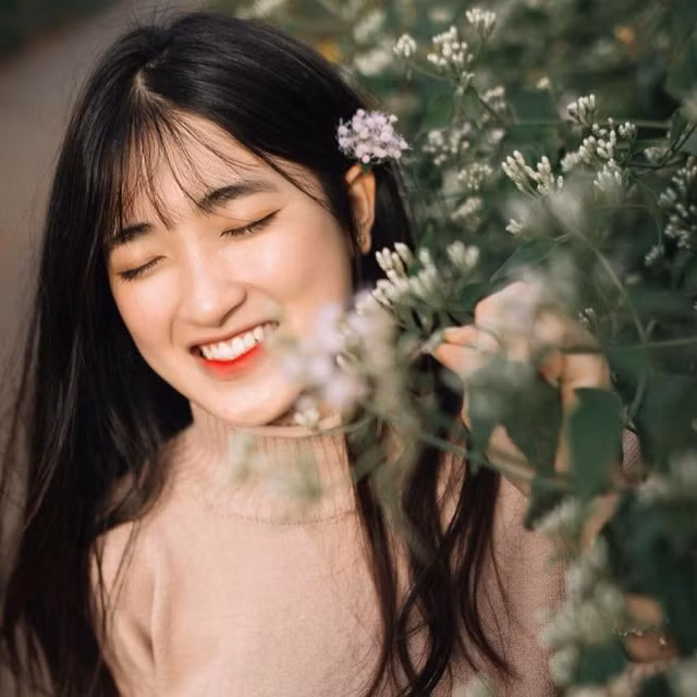 Mai Thị Hiền Dịu (sinh năm 2001), hiện đang sống và làm việc tại Hà Nội. Hot girl này gây chú ý nhờ vào gương mặt “xinh như kẹo ngọt”, mũi cao, cùng làn da trắng mịn và nụ cười rạng rỡ.