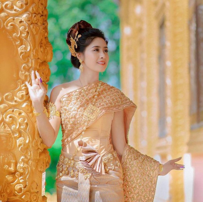 Cô giáo được học sinh tặng hoa rồi khen: “Cô là hoa hậu" - Hình 3 Co giao duoc hoc sinh tang hoa roi khen: “Co la hoa hau