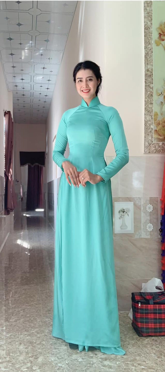 Cô giáo được học sinh tặng hoa rồi khen: “Cô là hoa hậu" - Hình 2 Co giao duoc hoc sinh tang hoa roi khen: “Co la hoa hau