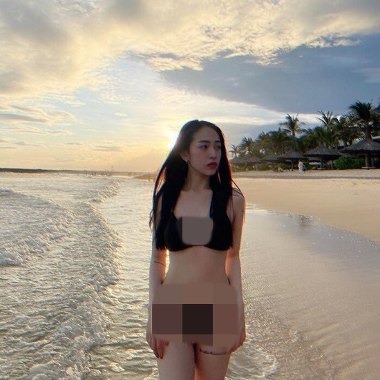 Mới đây, trên trang cá nhân, con gái Minh Nhựa - Joyce Phạm đã khoe dáng trong bộ bikini đen khoe thân hình săn chắc chỉ sau 7 tháng sinh con.