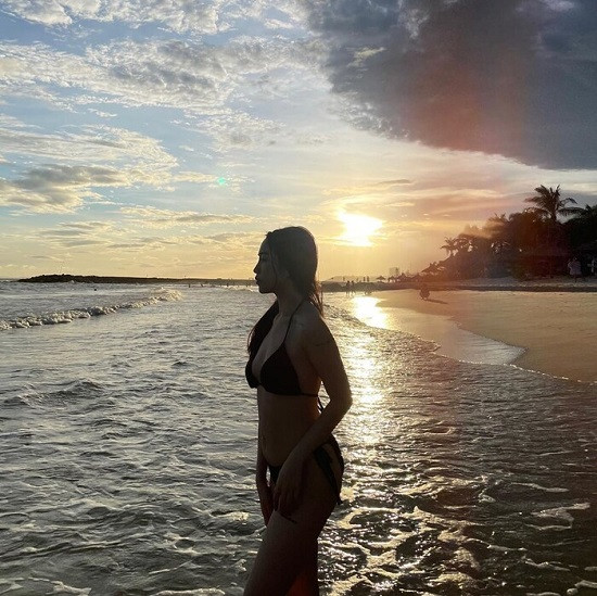 Bên cạnh đó, với vóc dáng mảnh mai thế này, nhiều người còn dự đoán Joyce Phạm sẽ "nổi bần bật" tại đám cưới của người chị em thân thiết Xoài Non ngày 14/11 tới đây.