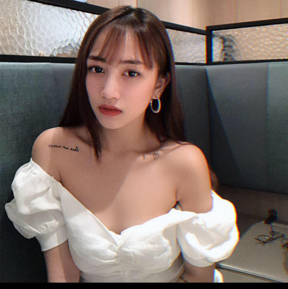 Mẹ bỉm sữa thường xuyên khoe ảnh đi du lịch cùng gia đình, diện những bộ cánh lộng lẫy như thời còn son rỗi.