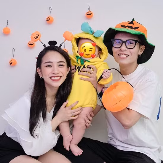 7 tháng sau khi kết hôn với ông xã Tâm Nguyễn, Joyce Phạm đã sinh em bé đầu lòng và đặt tên ở nhà là Tít. Và không lâu sau khi sinh, ái nữ nhà Minh Nhựa đã lấy lại được body xịn sò, nhất là trong loạt ảnh du lịch mới này.