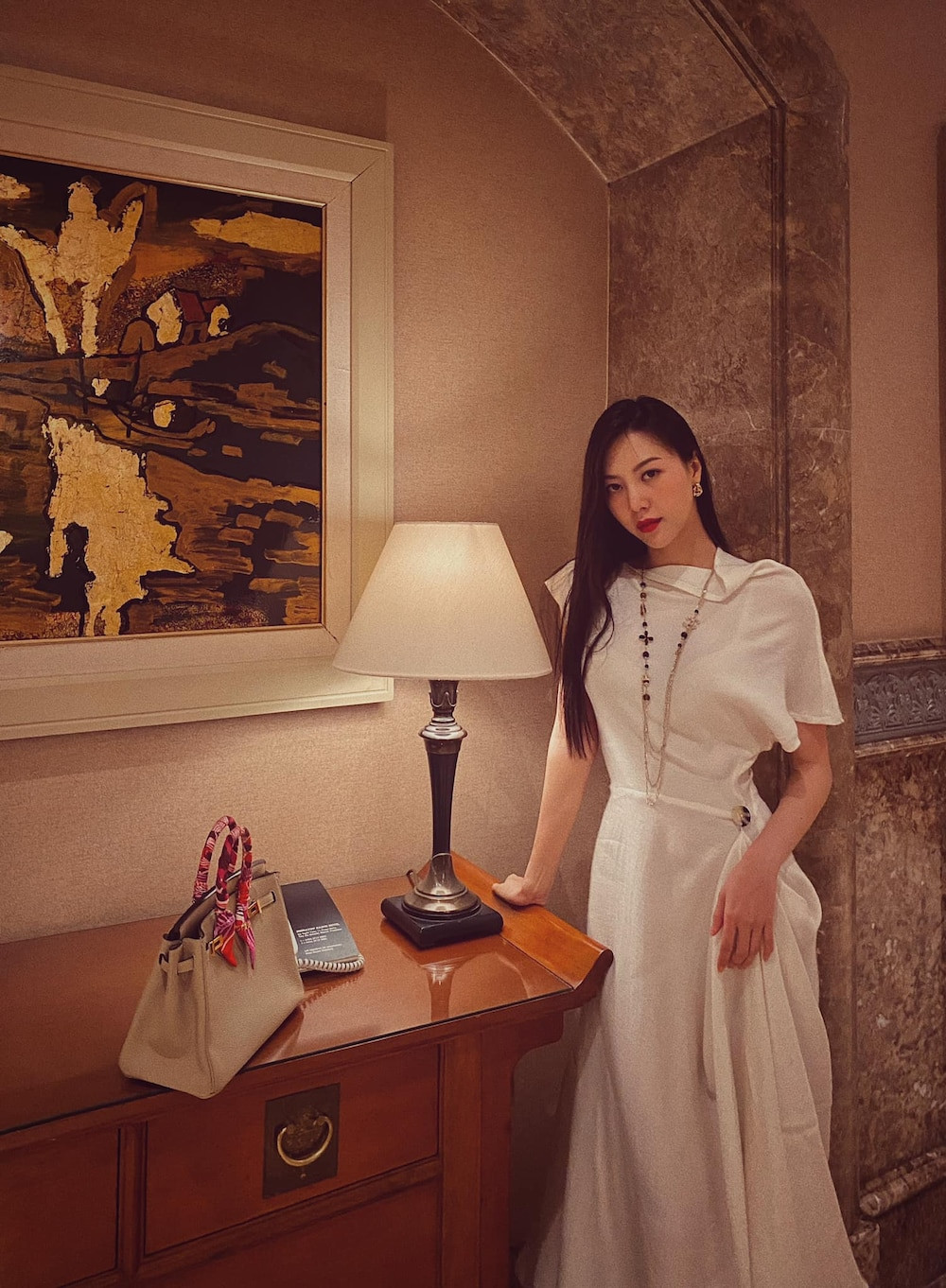 Sau khi đăng tải câu chuyện, một số ý kiến đồng tình với Ngọc Châm. Tuy nhiên, đông đảo dân mạng lại phản ứng "gắt" trước hành động này của cô nàng. Hết giờ đóng cửa là chuyện hiển nhiên, hot girl thì cũng giống tất cả vị khách khác.