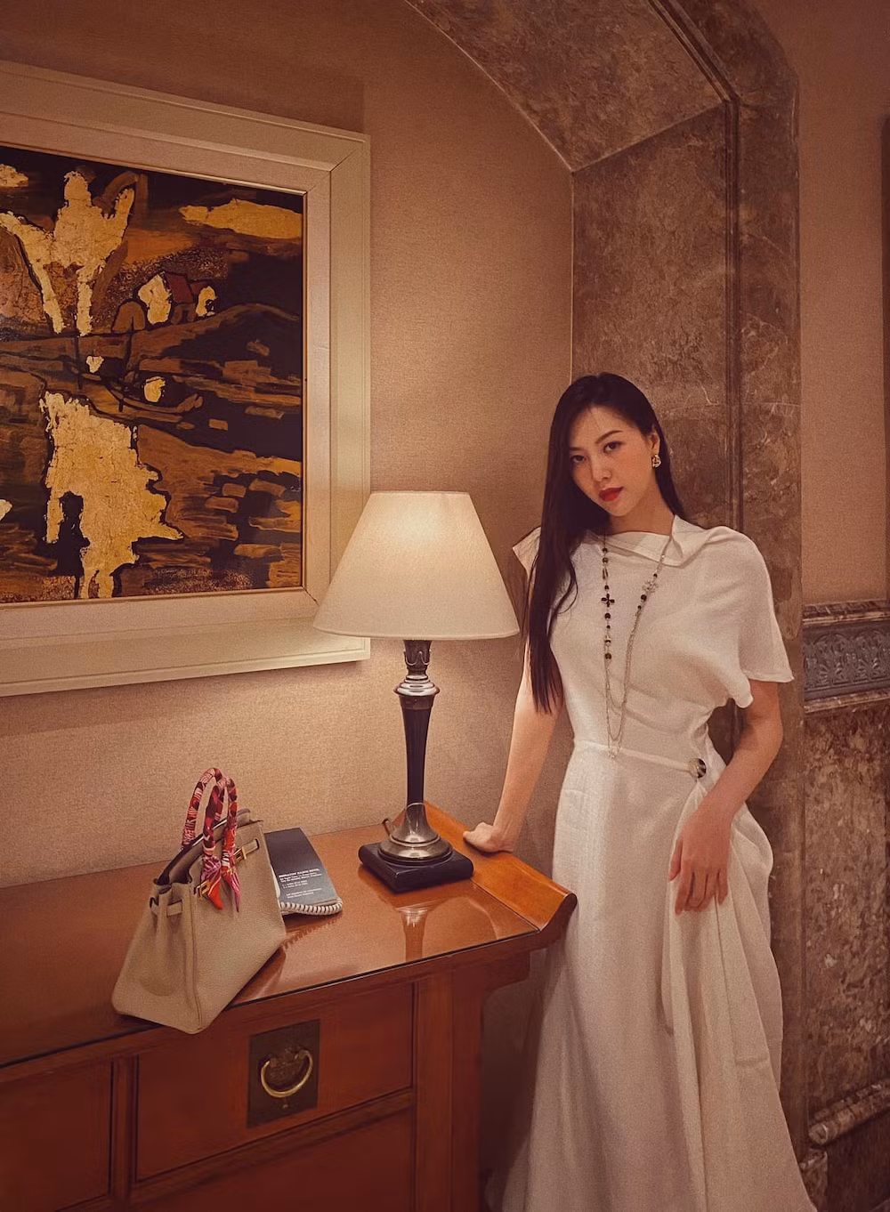 Sau khi đăng tải câu chuyện, một số ý kiến đồng tình với Ngọc Châm. Tuy nhiên, đông đảo dân mạng lại phản ứng "gắt" trước hành động này của cô nàng. Hết giờ đóng cửa là chuyện hiển nhiên, hot girl thì cũng giống tất cả vị khách khác.