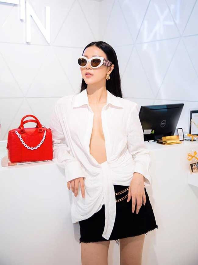 Trước đây, Vũ Ngọc Châm được biết đến với hình ảnh nữ tính, thanh lịch nhưng giờ đây, cô như "lột xác" hoàn toàn.