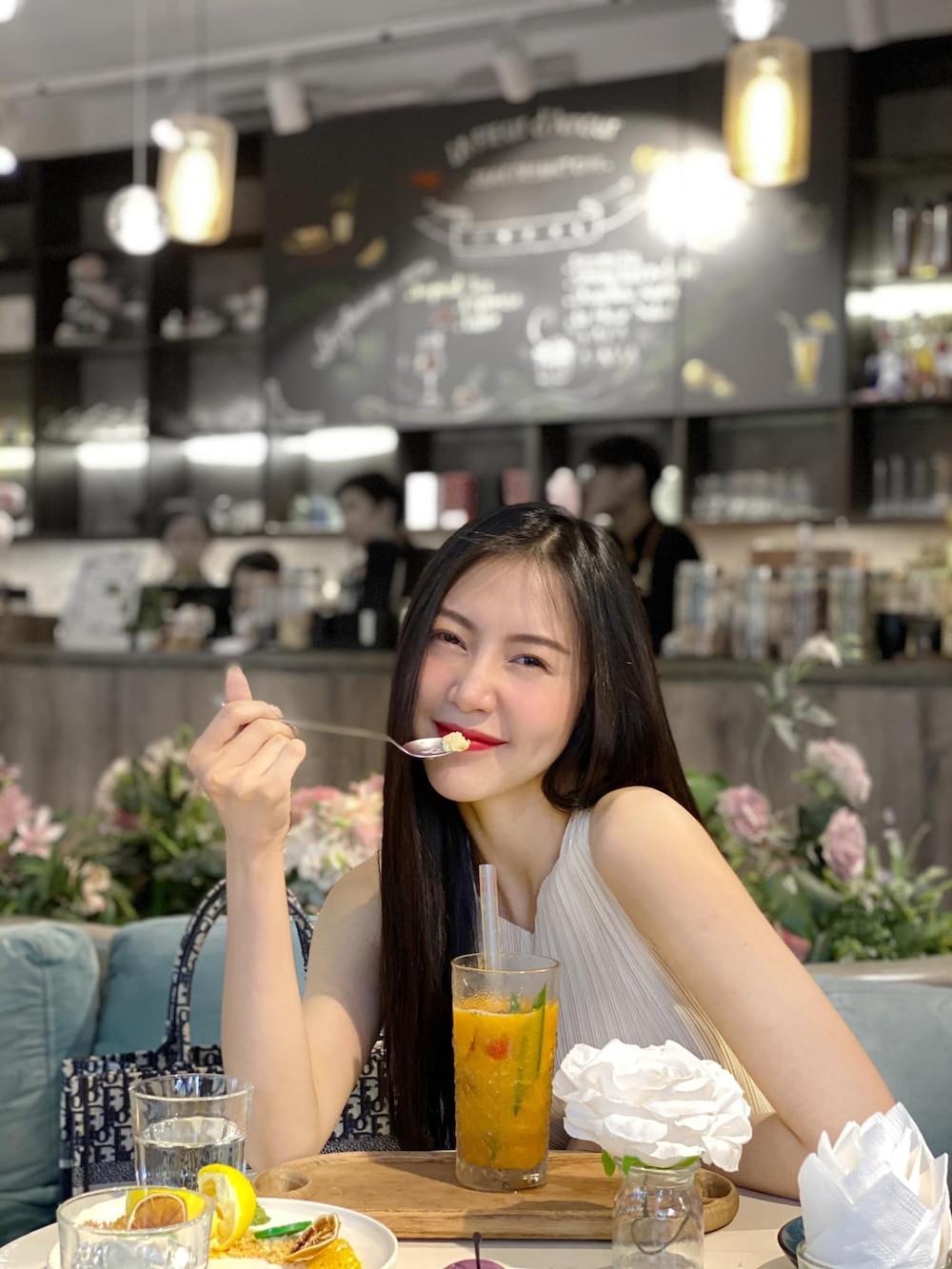 Có lẽ do nhận phải nhiều "gạch đá" nên Ngọc Châm đã xóa bài viết khỏi trang cá nhân sau đó không lâu.