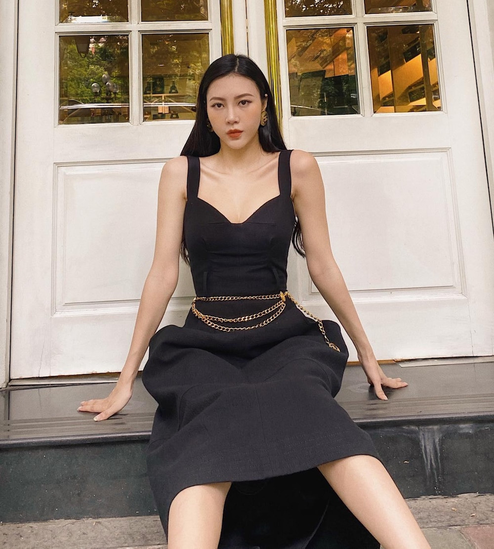 Vũ Ngọc Châm từng là nữ tiếp viên hàng không trước khi trở thành một hot girl đình đám hiện tại. Cô nàng có cách ăn mặc phóng khoáng, trẻ trung và rất thời thượng.