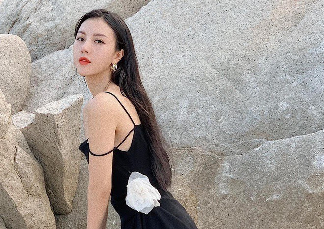 Vũ Ngọc Châm sở hữu nước da trắng nuột nà, thân hình đẹp hoàn hảo. Sở hữu chiều cao 1m65, cựu tiếp viên hàng không có gu ăn mặc sành điệu.