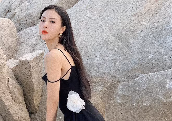 Vũ Ngọc Châm sở hữu nước da trắng nuột nà, thân hình đẹp hoàn hảo. Sở hữu chiều cao 1m65, cựu tiếp viên hàng không có gu ăn mặc sành điệu.