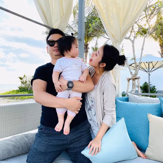 Nếu vợ sắp cưới của Xemesis khiến nhiều người ngẩn ngơ trước nhan sắc xinh đẹp, thần thái ấn tượng cùng vóc dáng "bốc lửa" thì cô chị dâu Hoàng Vy cũng trở thành tâm điểm gây sự chú ý.