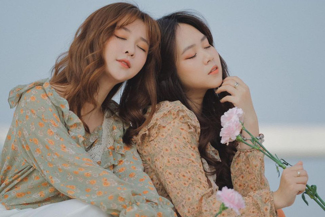 Cô ngay lập tức thu hút sự chú ý với gương mặt thanh tú, làn da trắng và trang phục ấn tượng cùng thần thái ngút ngàn.