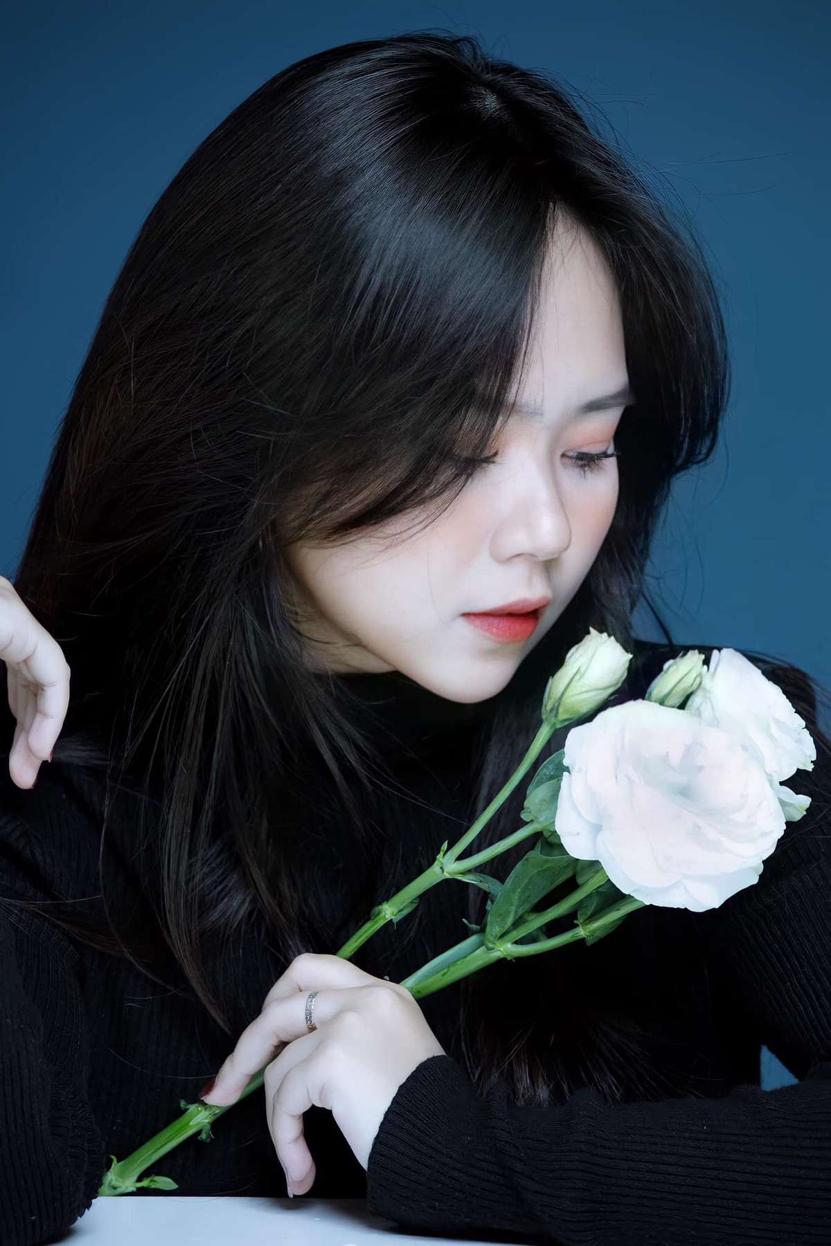 Mặc dù không nổi đình nổi đám, thế nhưng sự xuất hiện của cô nàng này trong dàn bê tráp cũng đủ khiến mọi người chú ý và phát hiện ra ngay là gương mặt quen thuộc.