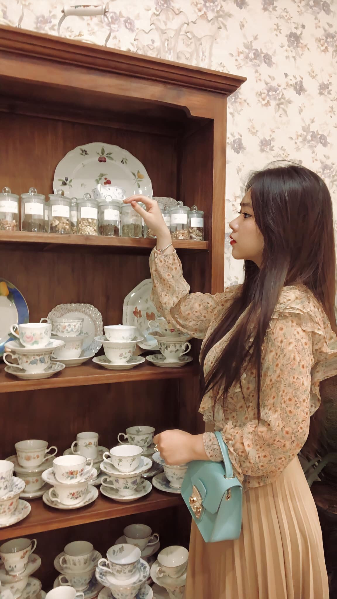 Được biết, các cô gái trong đội bê tráp là những người bạn thân thiết và gần gũi với Viên Minh.