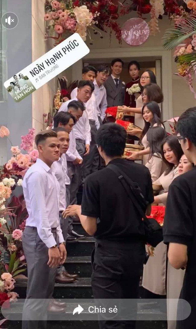 Nếu bên đội nam toàn những gương mặt tuyển thủ quốc gia thì ở đội bê tráp nữ trong lễ vu quy tại nhà cô dâu cũng được nhiều người chú ý. Trong đó ấn tượng nhất là hai cô gái vừa xinh đẹp lại nổi tiếng trên MXH.