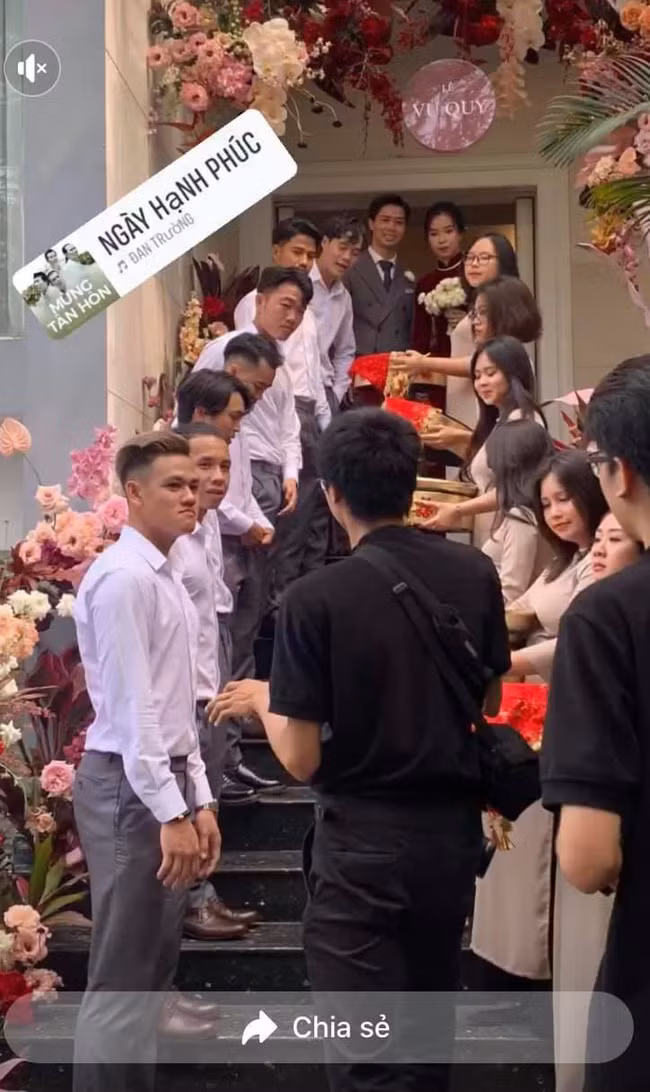 Nếu bên đội nam toàn những gương mặt tuyển thủ quốc gia thì ở đội bê tráp nữ trong lễ vu quy tại nhà cô dâu cũng được nhiều người chú ý. Trong đó ấn tượng nhất là hai cô gái vừa xinh đẹp lại nổi tiếng trên MXH.