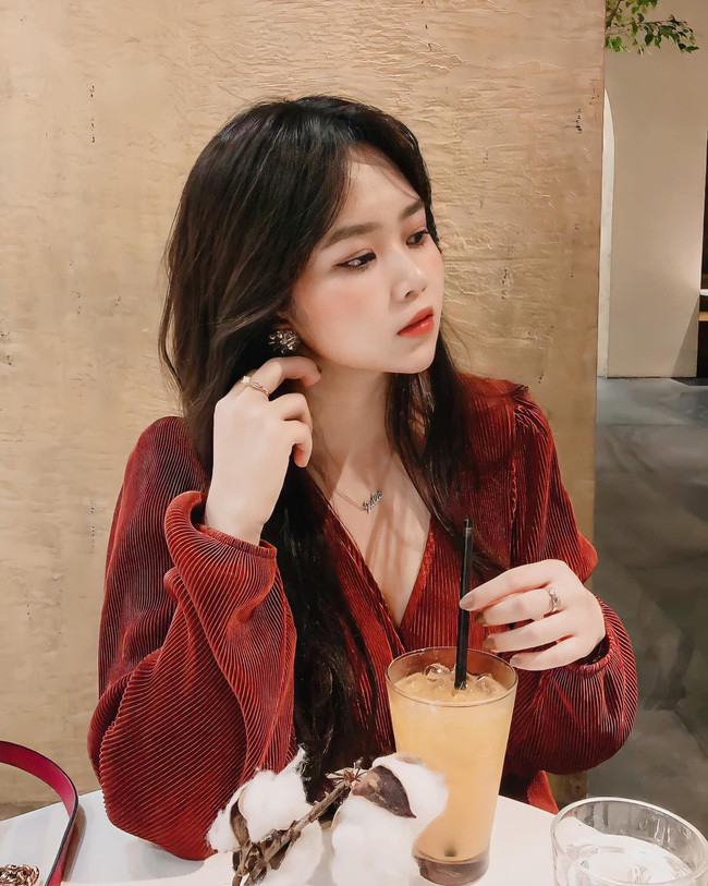 Ngoài Khánh Ngân, cô nàng Kỳ Thư cũng nổi không kém khi là một trong những hot girl của FAPtv.