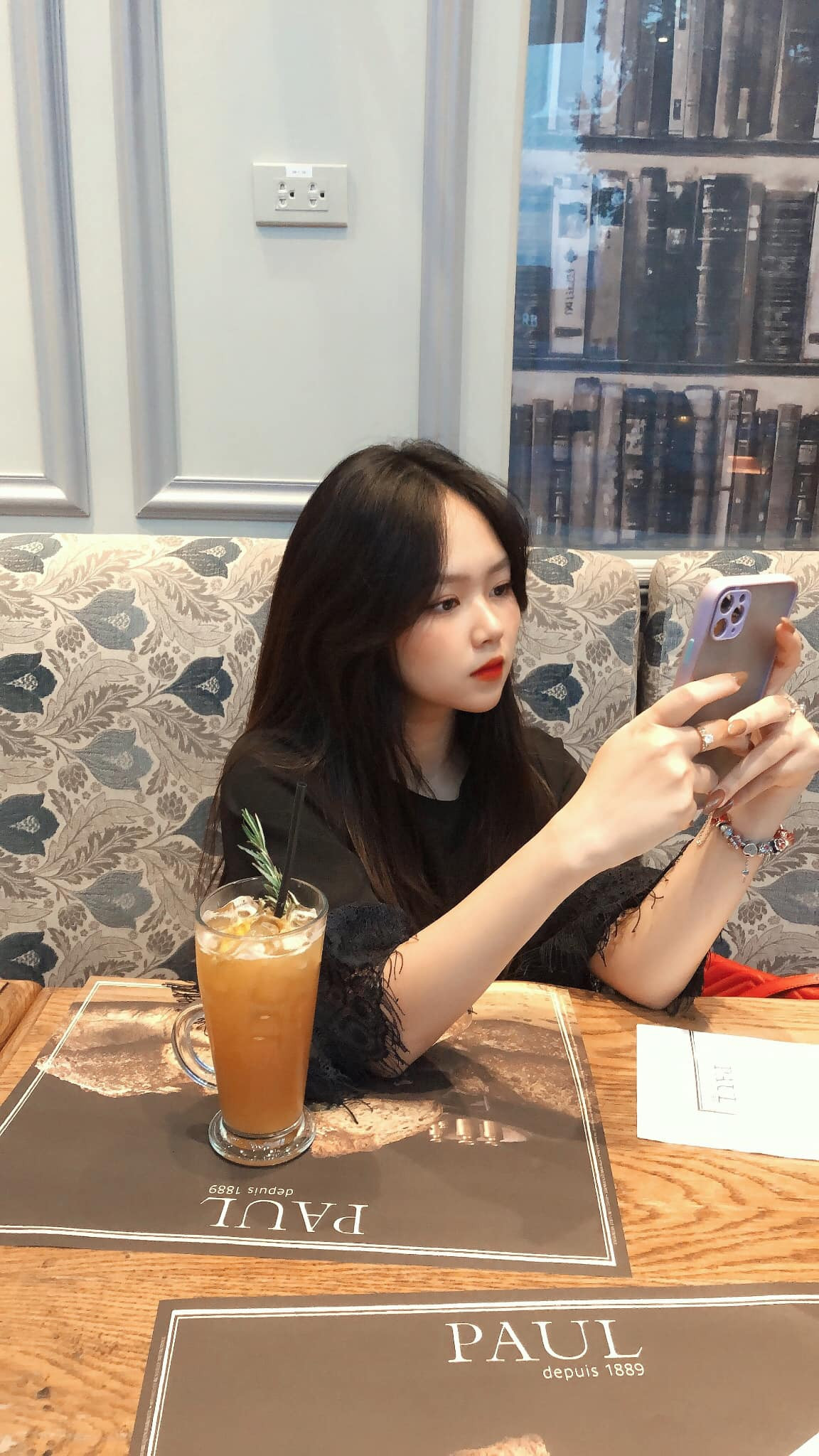 Kỳ Thư sở hữu phong cách ăn mặc sang trọng.