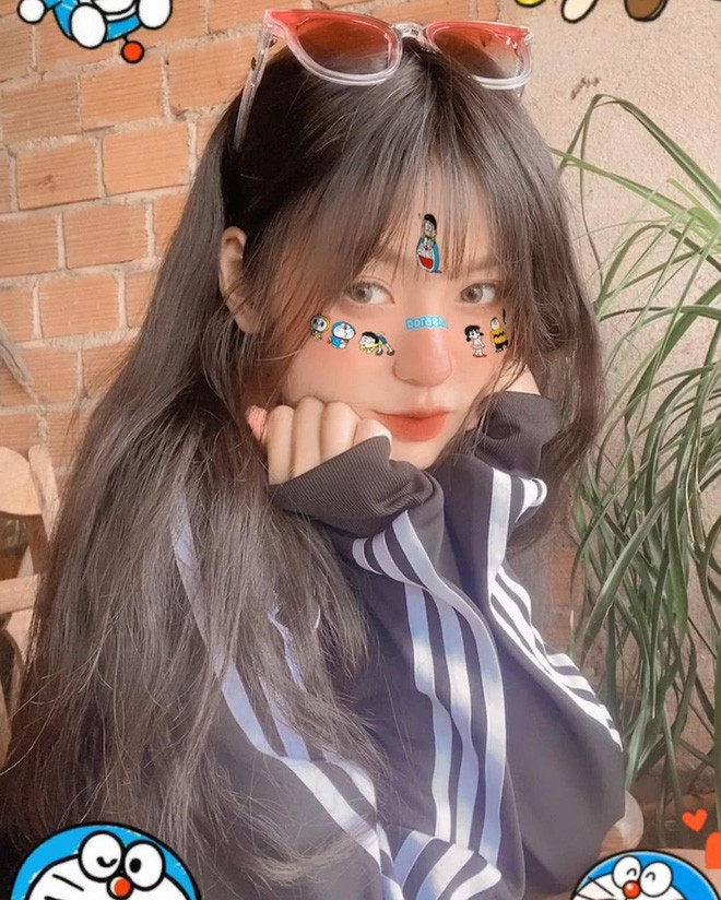 Khi lên sóng, cô nàng cũng khó giấu đi khuyết điểm là phần mũi hơi to khiến khuôn mặt kém thanh thoát.