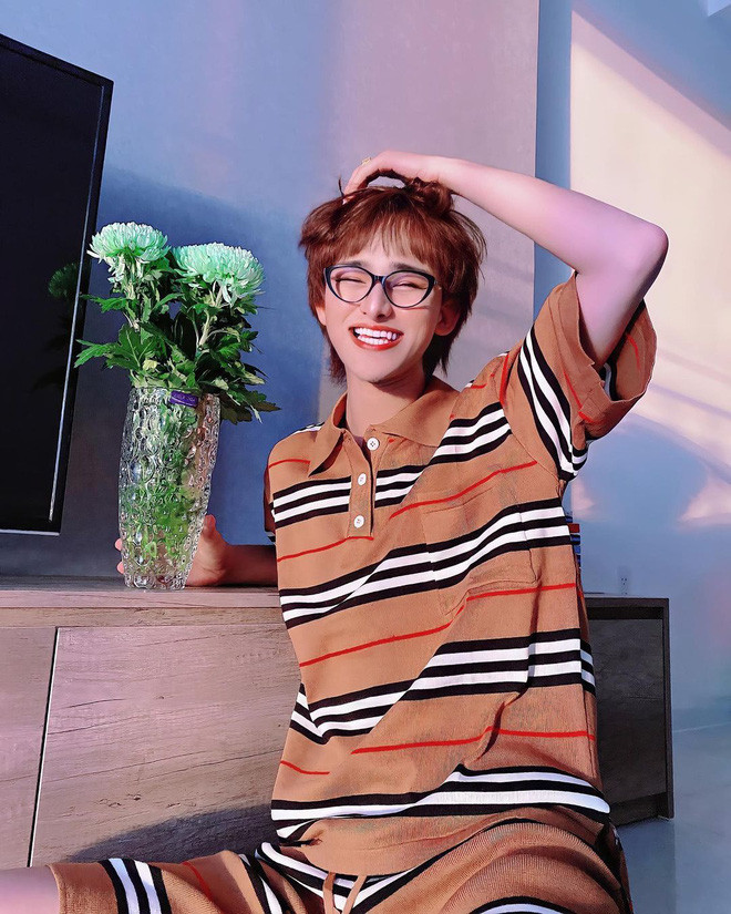 Trần Đức Bo trên Tik Tok hay trên Instagram luôn khiến nhiều người hoang mang với khuôn mặt được makeup kĩ càng.