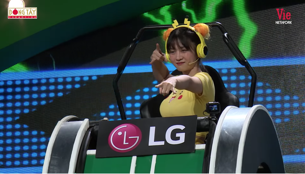 Lê Bống còn nhận về nhiều ý kiến trái chiều khi diện bộ trang phục bị đánh giá phản cảm. Bởi vậy mà nhan sắc của nàng hot girl ở trên mạng và lúc đi show cũng lọt vào tầm ngắm của dân tình.