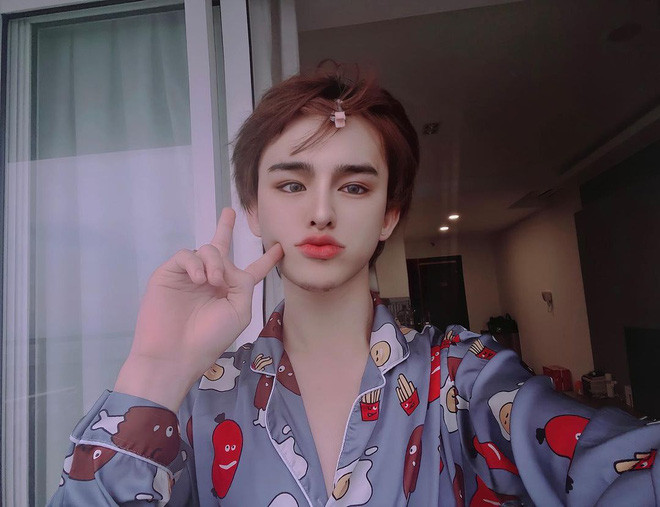 Trang điểm đậm luôn là phong cách của hot TikToker này từ khi nổi tiếng.