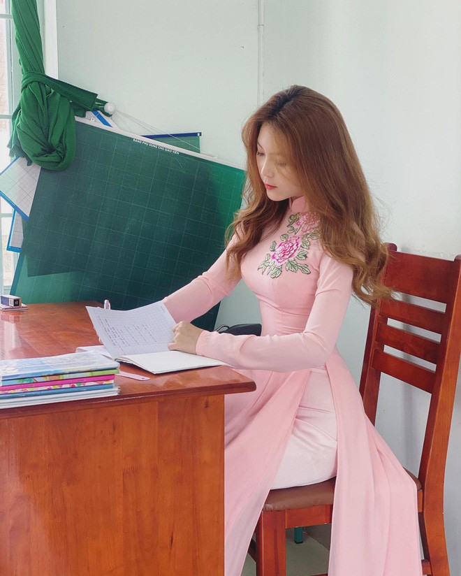 Ngoài thời gian lên lớp dạy học, cô nàng còn làm mẫu ảnh.