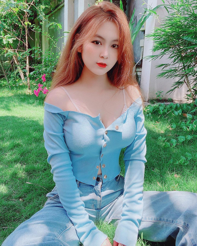 Dù đã qua 2 năm từ khi nổi đình đám trên MXH, hiện tại sức hút của nữ giáo viên này vẫn không hề giảm đi chút nào. Hiện tại, cô nàng đã hút tới gần 390 ngàn lượt follow trên Instagram.