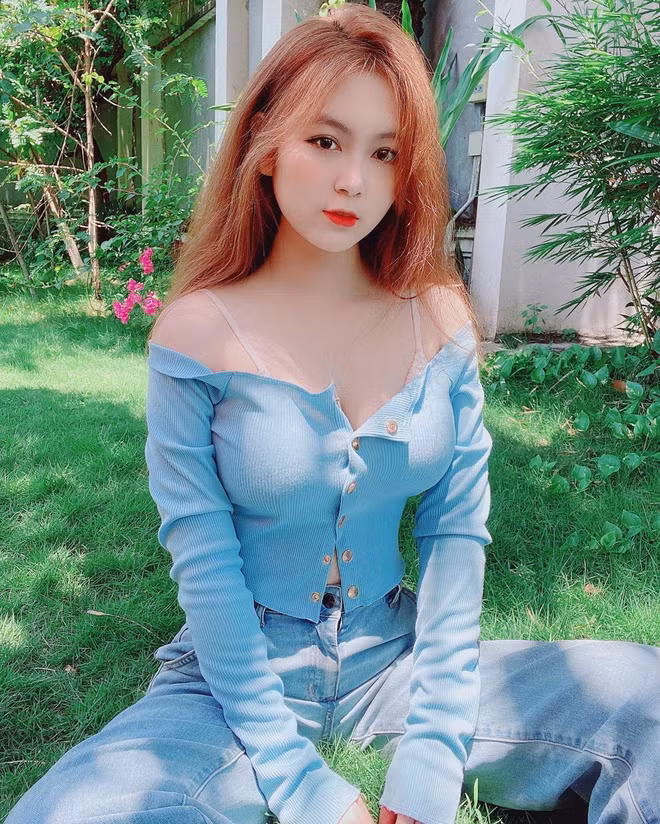 Dù đã qua 2 năm từ khi nổi đình đám trên MXH, hiện tại sức hút của nữ giáo viên này vẫn không hề giảm đi chút nào. Hiện tại, cô nàng đã hút tới gần 390 ngàn lượt follow trên Instagram.