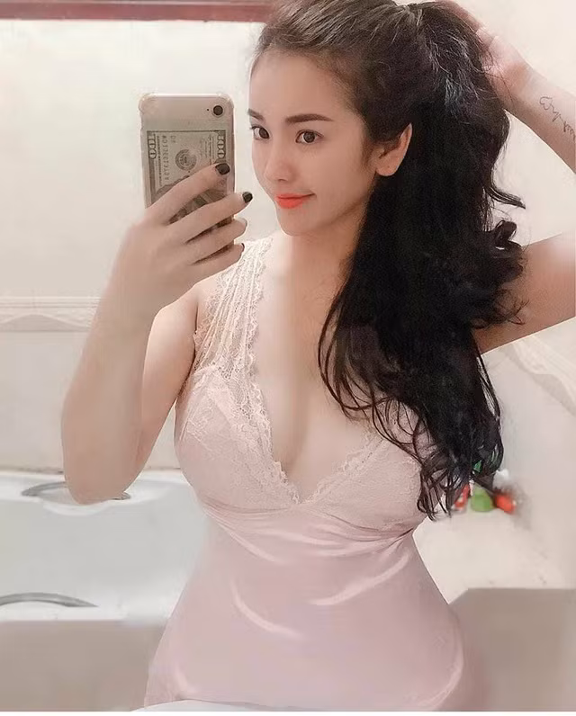 Phạm Hồng Nhung là hot girl gây chú ý với người đối diện khi sở hữu vòng 1 "siêu khủng" lên đến 108cm - đây có lẽ là lý do chính khiến cô nàng được dân mạng Trung Quốc để ý đến.