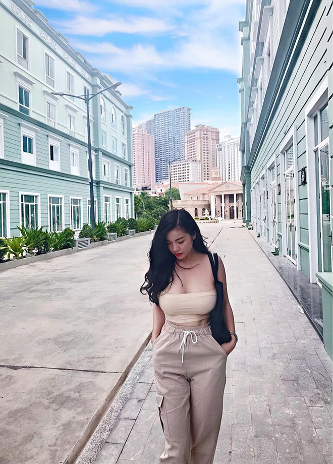 Không cần ăn diện quá hở hang, cô nàng vẫn cực kỳ gợi cảm và xinh đẹp.