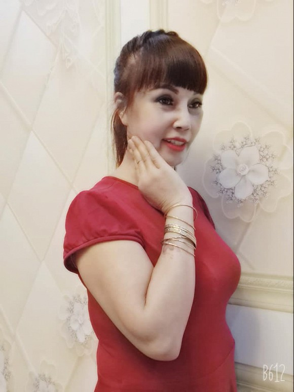 Dù tuổi đã cao nhưng trước đó cô dâu Cao Bằng liên tục thực hiện phẫu thuật thẩm mỹ để níu kéo tuổi xuân, gần nhất là căng da mặt.