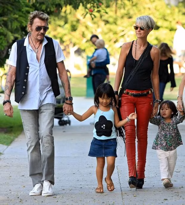 4 năm sau đó, cặp vợ chồng giàu lòng nhân ái này tiếp tục trở lại Việt Nam và nhận nuôi một bé gái nữa là Mai Hương (sinh năm 2008). Sau đó Hương được đổi tên mới là Joy (nghĩa là niềm vui). Jade và Joy hòa nhập rất tốt với cuộc sống cùng bố mẹ nuôi, vô cùng thông minh và lanh lợi.