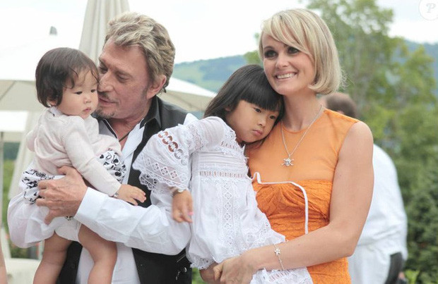 Vợ của danh ca nổi tiếng này bị sảy thai nhiều lần và không thể làm mẹ nên cả hai quyết định nhận con nuôi. Họ tìm đến Việt Nam vì thời điểm đó, Laeticia - vợ Johnny Hallyday làm việc cho Quỹ Nhi đồng Liên Hợp Quốc (UNICEF) tại Việt Nam, Senegal, Burkina Faso và Mozambique.