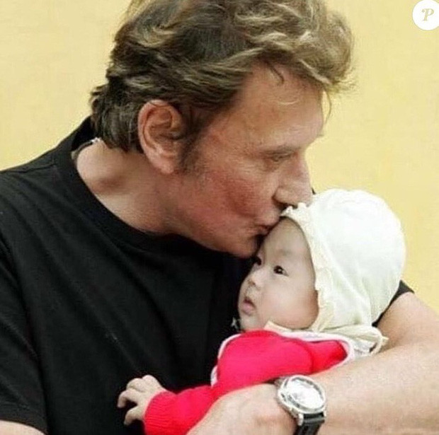 Ở tuổi 61, ngôi sao Johnny Hallyday lên chức bố lần thứ ba. Anh và vợ, Laeticia, đã nhận nuôi một em bé ngoại quốc, giống như 4.000 cặp vợ chồng người Pháp khác đã làm vào năm 2003.