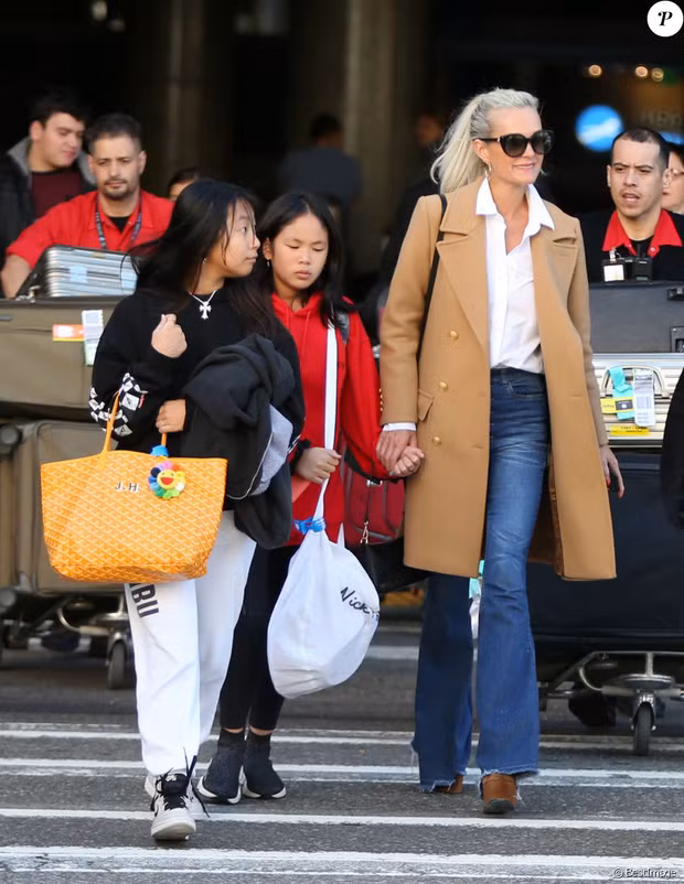 Là thành viên của dàn hợp xướng trường học, cô bé rất đam mê ca hát và nhảy múa, đặc biệt là nhạc cổ điển.