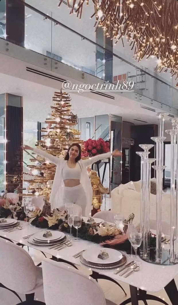 Theo đó, "nữ hoàng nội y" đã lựa chọn tone vàng cho Noel năm nay thay vì đỏ hay trắng như thông thường. Vì thế căn phòng như vừa được “dát vàng” đón lễ hội.