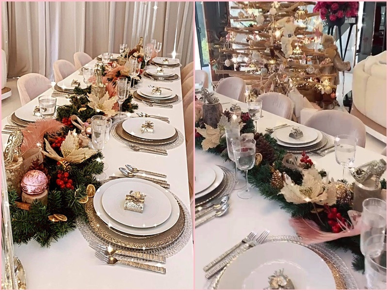 Bàn ăn được bài trí vô cùng đẹp mắt theo kiểu châu Âu với lá kim, quả thông, bát đũa quý tộc.