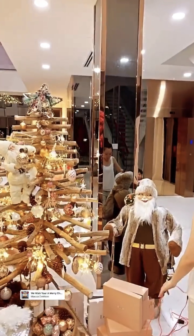 Chia sẻ trên story Instagram của mình, Ngọc Trinh cho thấy ngôi nhà của cô nàng đã ngập tràn không khí Giáng sinh.