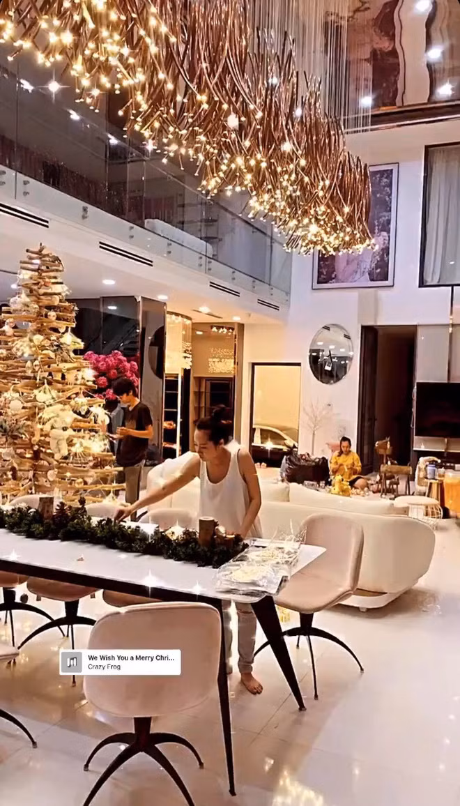 Điểm nhấn của căn phòng phải kể đến chùm đèn trần treo siêu cầu kỳ được ghép từ những thanh gỗ, bóng đèn…