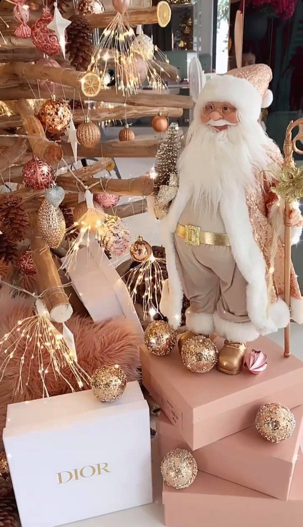 Bên cạnh cây thông thì nổi bật nhất phải kể đến chùm đèn được kết từ thanh gỗ, bóng đèn, quả châu.